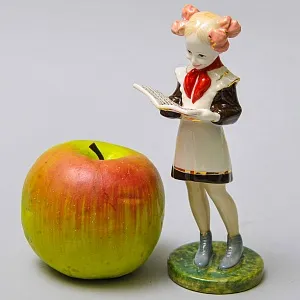 Авторская Коллекционная Фарфоровая Статуэтка «Школьница - Пионерка с учебником», Россия.