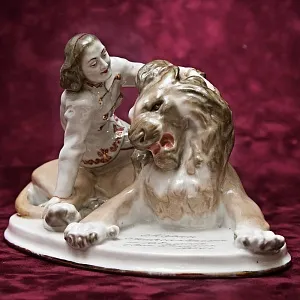  Коллекционная Фарфоровая статуэтка «Укротительница Ирина Бугримова и лев Цезарь», СССР ЛЗФИ, 50-е годы.