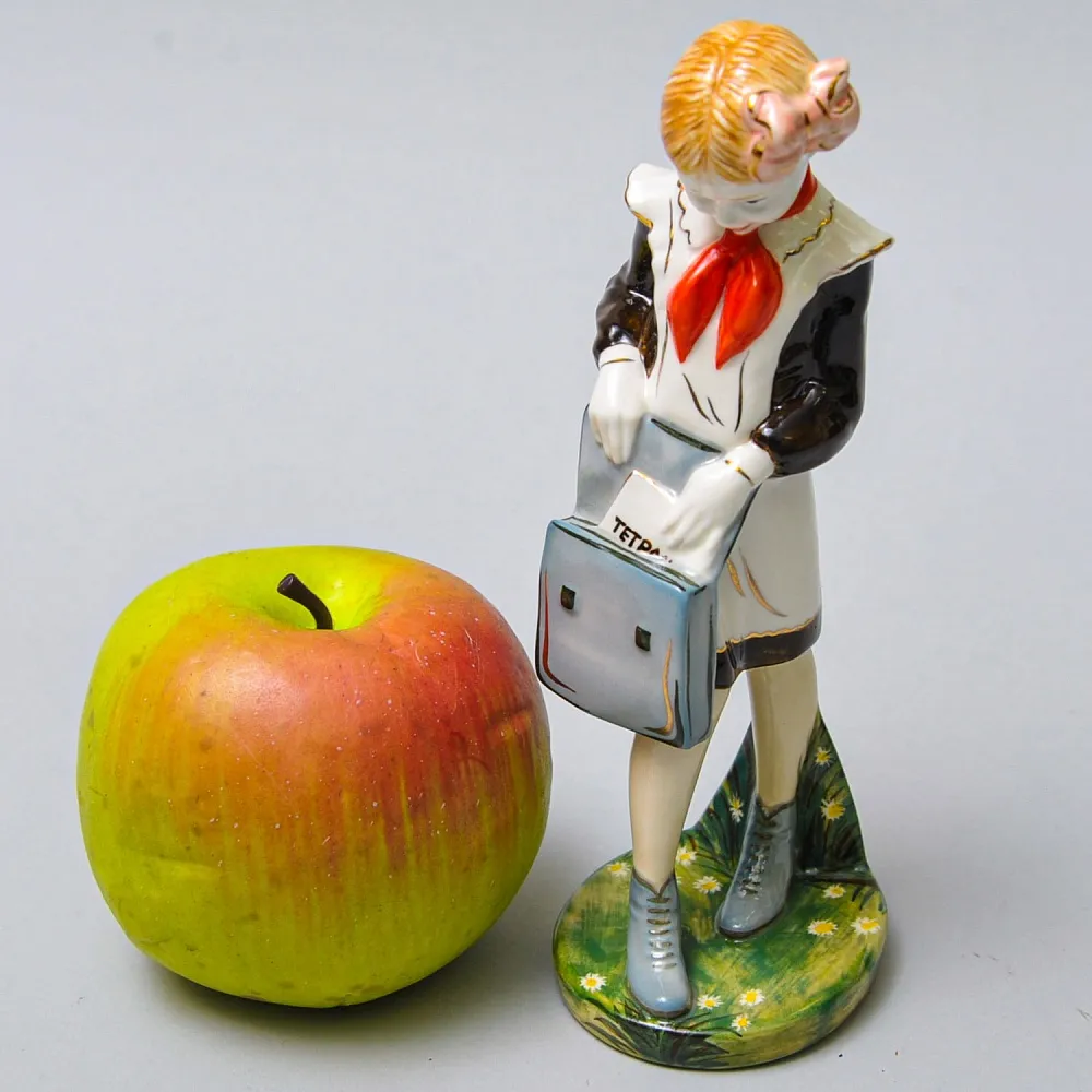 Авторская Коллекционная Фарфоровая Статуэтка «Школьница - Пионерка с портфелем», Россия.