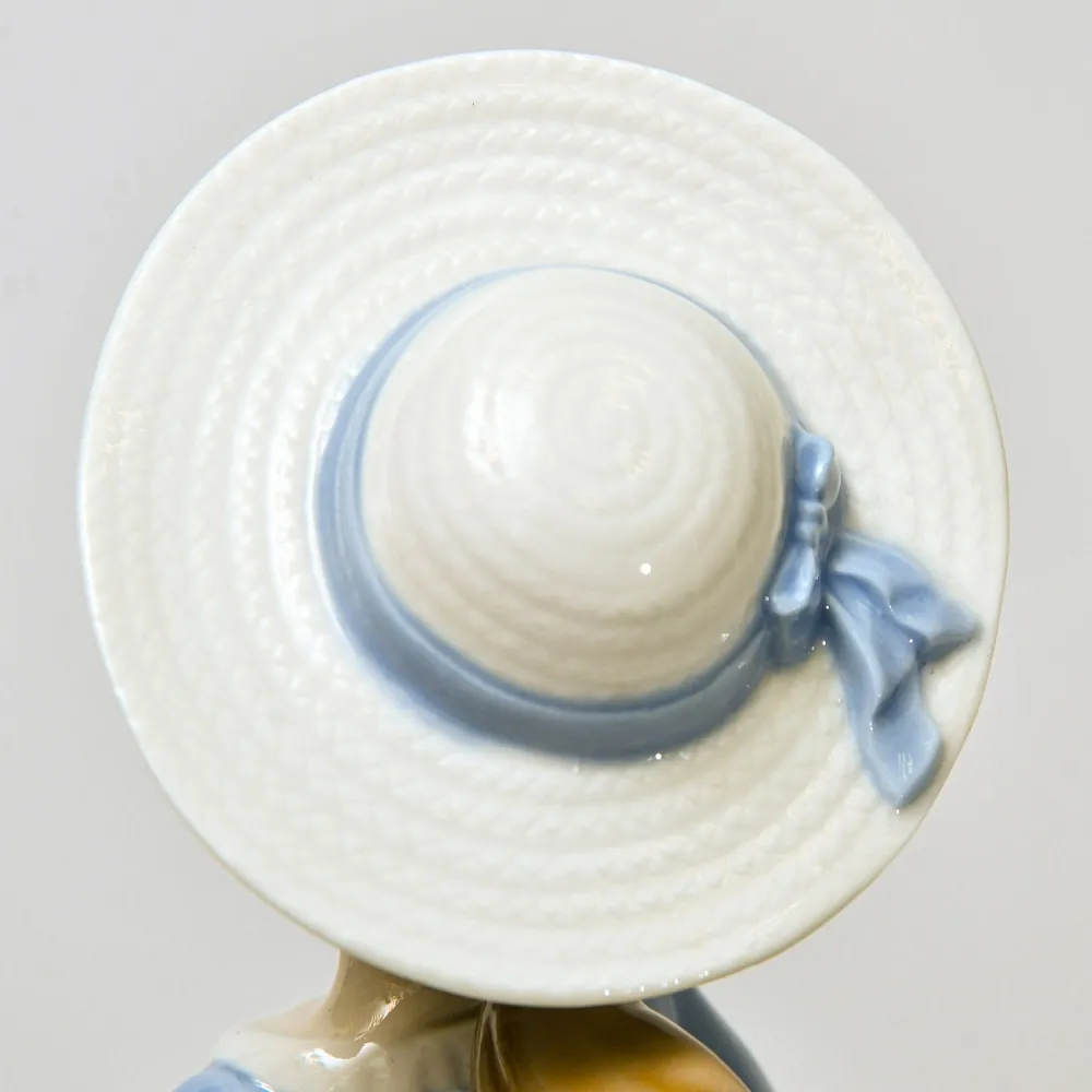 Авторская Фарфоровая Статуэтка «Девочка с цветами и cобака», Lladro Испания - 1974 год.