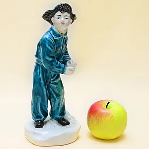 Коллекционная статуэтка «Мальчик со снежком», Фаянс ЗиК Конаково, СССР 50-е годы.