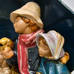 Коллекционная Фарфоровая статуэтка «Трое под зонтом». Грес Lladro Испания, 1978 - 1988 годы.