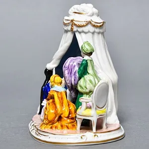 Миниатюрная Фарфоровая статуэтка «Утренние одевания», Scheibe Alsbach Германия, первая половина ХХ в. 