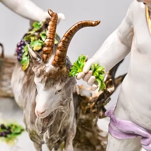  Антикварная статуэтка «Путти с козлом и виноградом», Фарфор Karl Thime Dresden, Германия.