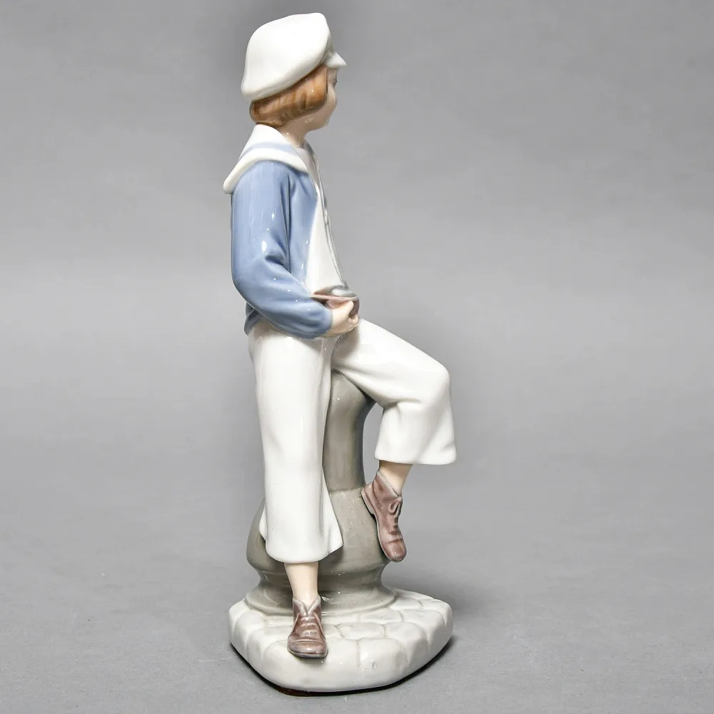 Коллекционная Фарфоровая статуэтка «Мальчик c корабликом», Lladro Испания, вторая половина ХХ века.
