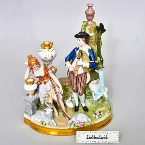 Коллекционная Фарфоровая статуэтка «Игра на волынке», SITZENDORF Германия.