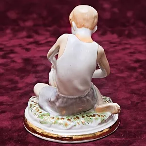 Фарфоровая статуэтка «Мальчик, надувающий мяч», «Красный фарфорист» Чудово, СССР -1956 год. 