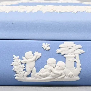 Шкатулка - Бонбоньерка «Музы и поклонники», фарфор ВЕДЖВУД / WEDGWOOD, Англия, вторая половина ХХ века.