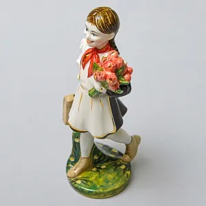 Авторская Коллекционная Фарфоровая Статуэтка «Школьница - Пионерка с букетом тюльпанов», Россия.