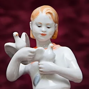 РЕДКОСТЬ!! Фарфоровая Статуэтка «Пионерка с голубями», ЛФЗ СССР - 1952 год.