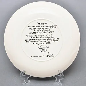 Коллекционная Фарфоровая тарелка «Детство. Дети на лугу», Wedgwood Англия - 1982 год. 
