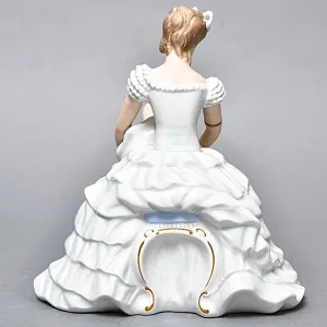 Коллекционная Фарфоровая Статуэтка «Балерина, завязывающая пуанты», WALLENDORF Германия.
