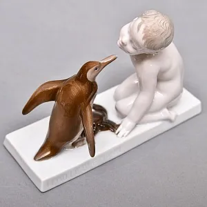 Антикварная Фарфоровая статуэтка «Мальчик, пингвин и краб», ROSENTHAL Германия, первая половина ХХ века.