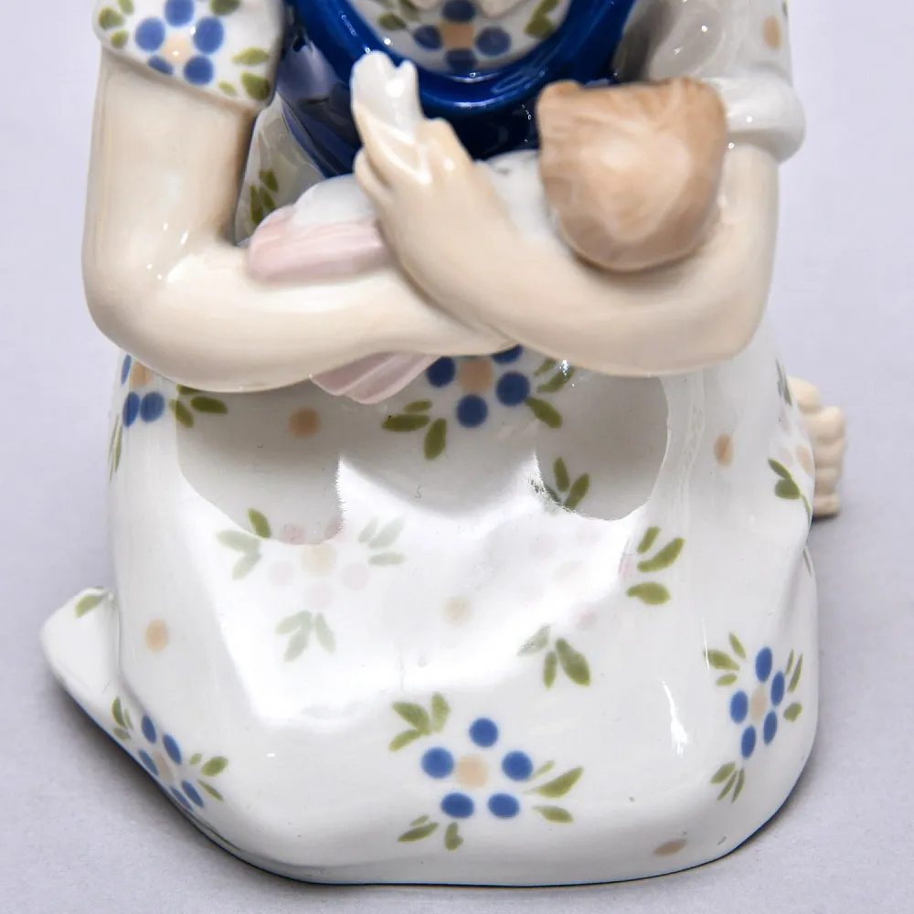 Фарфоровая статуэтка «Девочка с куклой», GRAFENTHAL / ГРАФЕНТАЛЬ Германия, 1985 - 1990 годы.