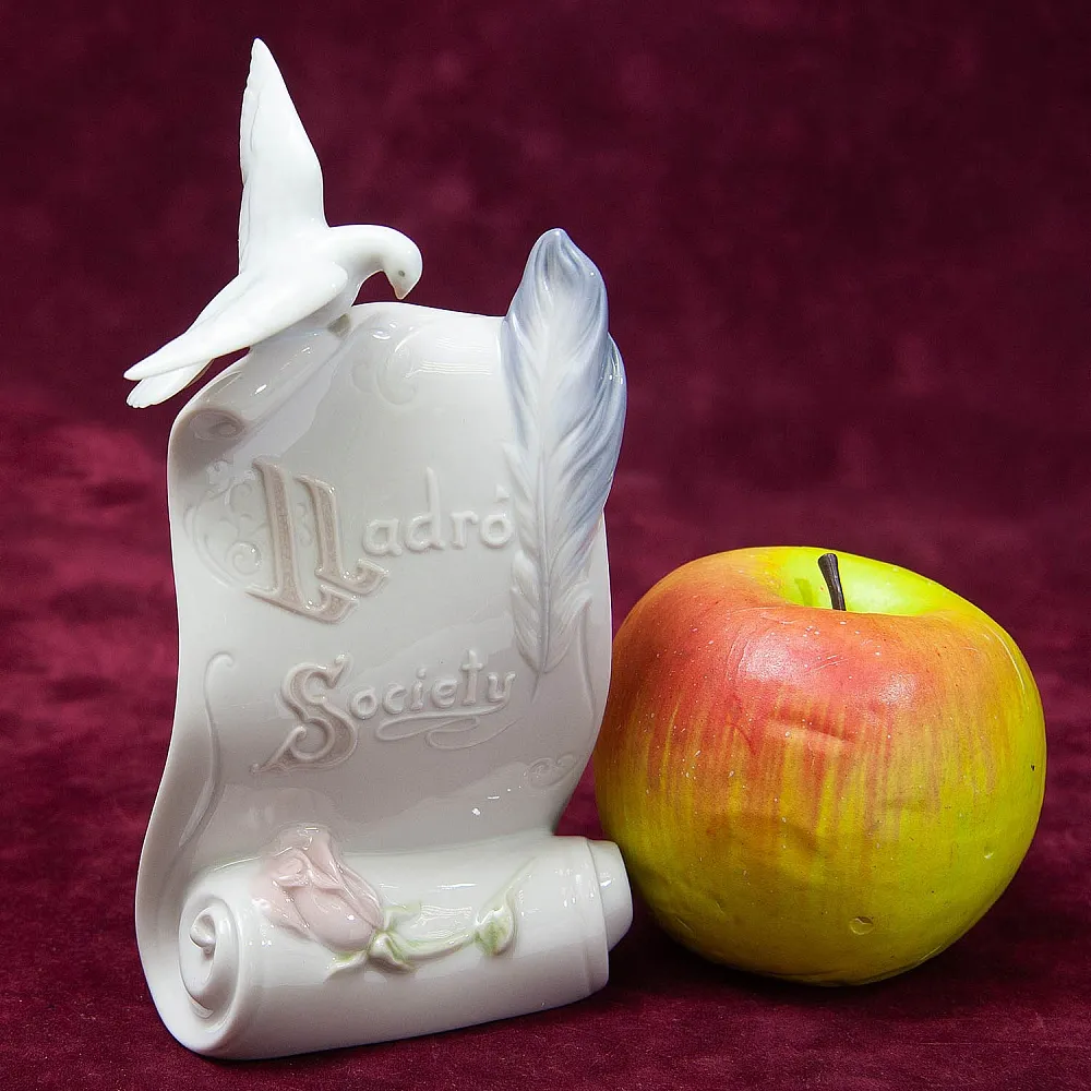 Фарфоровая Настольная плакетка LLADRO Society, Испания, 1985 - 2001 годы. 