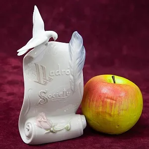 Фарфоровая Настольная плакетка LLADRO Society, Испания, 1985 - 2001 годы. 