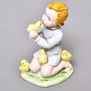 Коллекционная статуэтка «Мальчик с цыплятами», Фарфор ROSENTHAL Германия, первая половина ХХ века. 