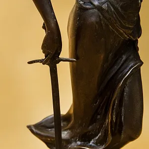 Большая Бронзовая статуэтка «ФЕМИДА - Богиня правосудия», J.B.Hirsch конец ХХ - начало ХХI веков. 