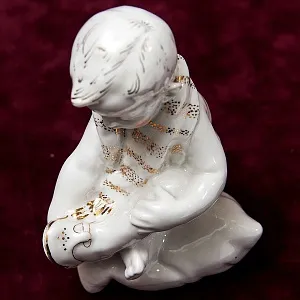 Статуэтка - Фарфоровая Статуэтка «Мальчик с Сандалией» СССР, Песочное -1960 год.