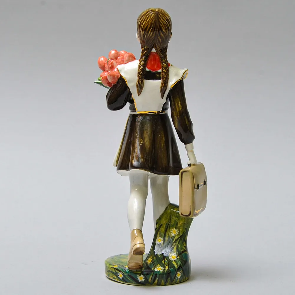 Авторская Коллекционная Фарфоровая Статуэтка «Школьница - Пионерка с букетом тюльпанов», Россия.