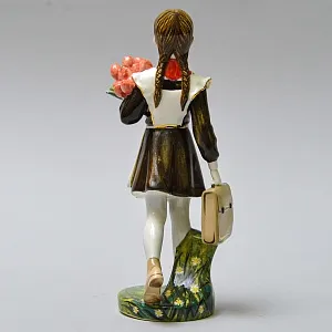 Авторская Коллекционная Фарфоровая Статуэтка «Школьница - Пионерка с букетом тюльпанов», Россия.