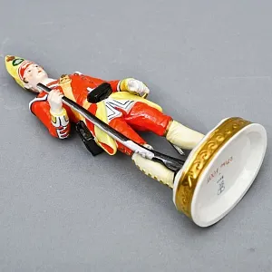 Фарфоровая Cтатуэтка «Солдаты Британской Армии. 27-й пехотный полк», RUDOLF KAMMER Германия. 