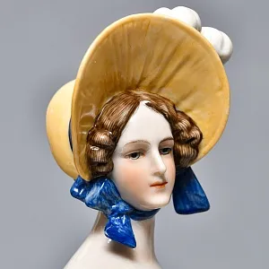Коллекционная статуэтка «Модница в шляпке», Фарфор, SITZENDORF Германия, первая половина ХХ века.