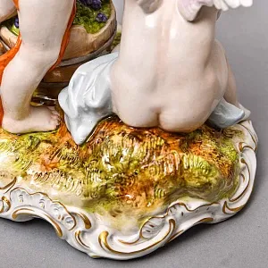 Антикварная Фарфоровая статуэтка «Урожай. Путти, собирающие виноград», Carl Thieme Германия.