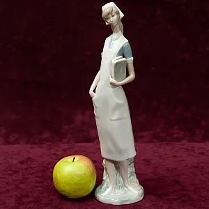 Фарфоровая статуэтка «Молодая Медсестра» из серии «Медицина» Lladro, Daisa, Испания - Н-36 см.