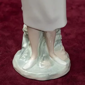 Фарфоровая статуэтка «Молодая Медсестра» из серии «Медицина» Lladro, Daisa, Испания - Н-36 см.