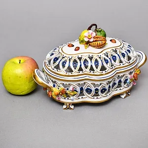 Сухарница - Конфетница - Шкатулка с крышкой «Дары лета», Фарфор Giulia Mangani Италия, 70-е годы.