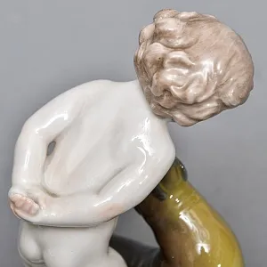 Коллекционная Фарфоровая статуэтка «Мальчик и тюлень», ROSENTHAL Германия, 1943 - 1948 годы.