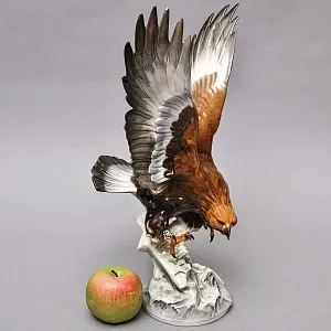 Большая Коллекционная статуэтка «Коричневый Ястреб на Охоте», Фарфор Hutschenreuther Германия.