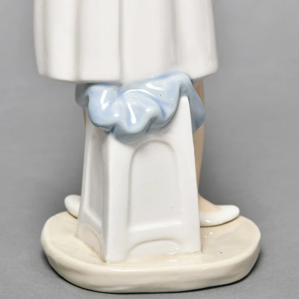 Коллекционная Фарфоровая статуэтка «Медсестра с младенцем», NAO by Lladro Испания.