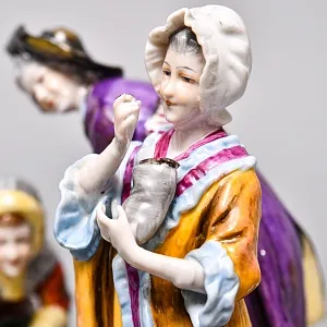 Коллекционная Фарфоровая статуэтка «Жареные каштаны», VOLKSTEDT Германия, середина ХХ века. 