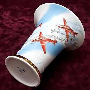 Коллекционная Авторская Ваза «Самолеты» из серии «65 лет Победы», фарфор ИФЗ, Россия. 