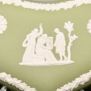 Шкатулка - Бонбоньерка «Античный сюжет», фарфор ВЕДЖВУД / WEDGWOOD, Англия, вторая половина ХХ века.