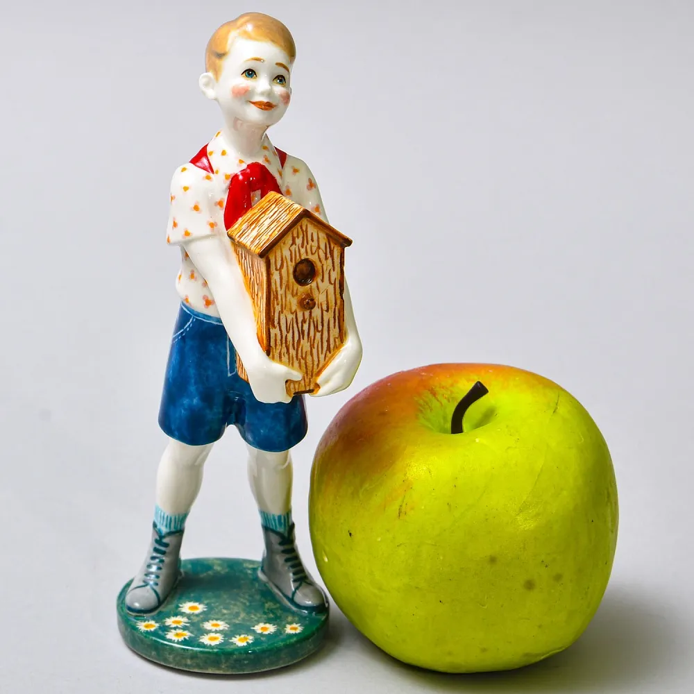 Авторская Коллекционная Фарфоровая Статуэтка «Пионер со скворечником», Россия.