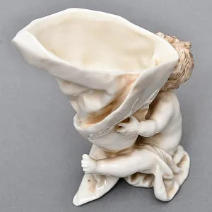 Антикварная статуэтка - салфетница «Путти с кульком», Фарфор Dressel & Kister Passau Германия.