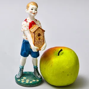 Авторская Коллекционная Фарфоровая Статуэтка «Пионер со скворечником», Россия.