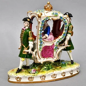 Антикварная Фарфоровая статуэтка «Дама в портшезе», Ackermann & Fritze Германия, начало ХХ века. 