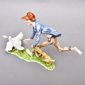 Коллекционная Фарфоровая статуэтка «Ловец гусей. Мальчик и гуси», KAISER Германия, 1979 - 1990 годы. 