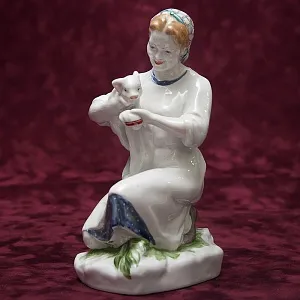 Редкость! Авторская Фарфоровая статуэтка «Свинарка с поросенком», СССР ЛФЗ - 1953 год.