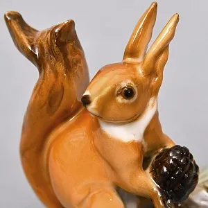 Коллекционная Фарфоровая статуэтка «Белка с шишкой», Hutschenreuther Германия, середина ХХ века. 