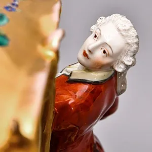 Антикварная Фарфоровая статуэтка «Дама в золотом портшезе», Carl Thieme Германия, 1864 - 1888 годы. 