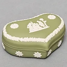 Шкатулка - Бонбоньерка «Античный сюжет», фарфор ВЕДЖВУД / WEDGWOOD, Англия, вторая половина ХХ века.