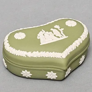 Шкатулка - Бонбоньерка «Античный сюжет», фарфор ВЕДЖВУД / WEDGWOOD, Англия, вторая половина ХХ века.