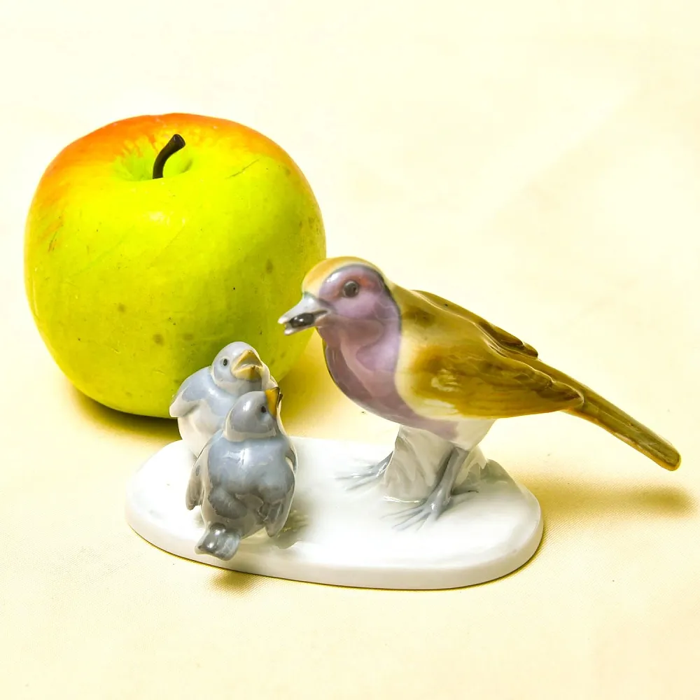 Антикварная Фарфоровая статуэтка «Птица кормит птенцов», Pfeffer Gotta Германия 1882 -1934 год.