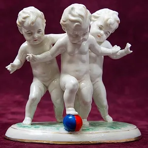 Коллекционная Фарфоровая статуэтка «Путти с мячом», Германия - середина ХХ века. 