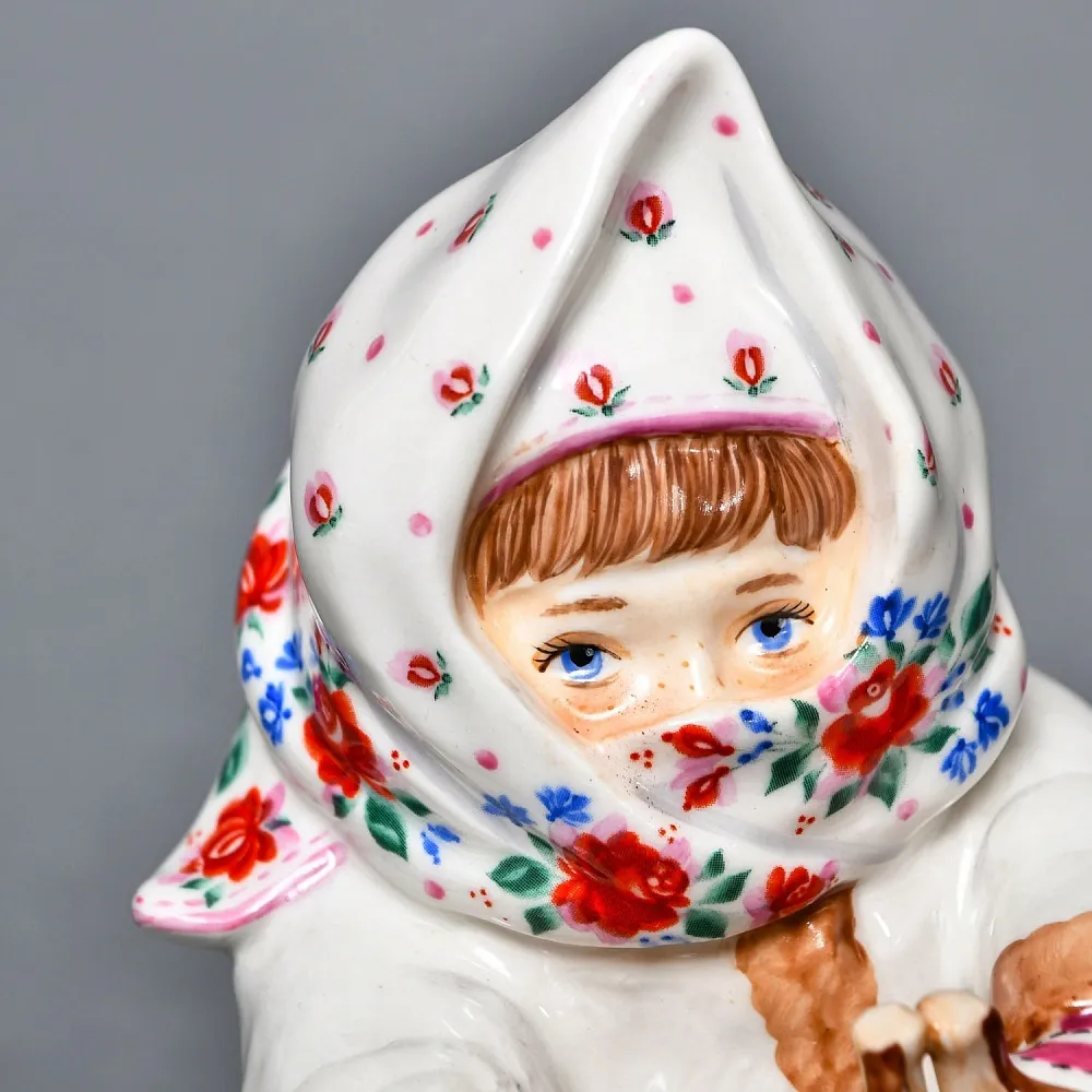 Авторская Коллекционная Фарфоровая Статуэтка «Укутыш или Девочка на лыжах», Россия.